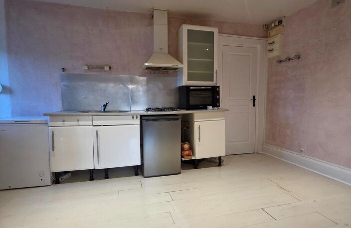 Appartement T2 de 48 m² à vendre à Saint-Nabord. Situé au 1ere étage d'un immeuble de 1960, il est en bon état général et se compose de 2 pièces, dont une chambre. Ce bien dispose également d'un jardin, d'une cave, d'une place de parking et d'un chauffage au gaz. — photo 2