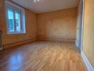 Appartement T2 de 48 m² à vendre à Saint-Nabord. Situé au 1ere étage d'un immeuble de 1960, il est en bon état général et se compose de 2 pièces, dont une chambre. Ce bien dispose également d'un jardin, d'une cave, d'une place de parking et d'un chauffage au gaz. — photo 3