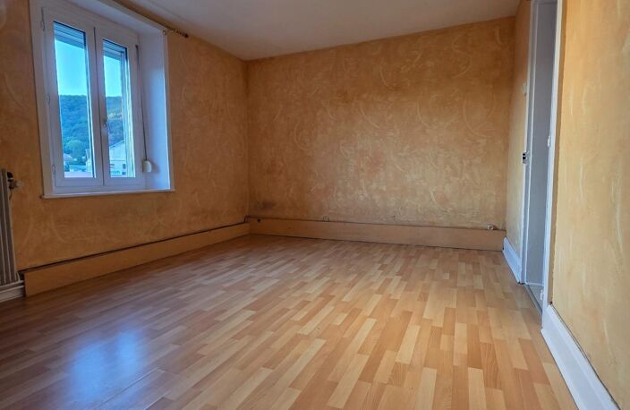 Appartement T2 de 48 m² à vendre à Saint-Nabord. Situé au 1ere étage d'un immeuble de 1960, il est en bon état général et se compose de 2 pièces, dont une chambre. Ce bien dispose également d'un jardin, d'une cave, d'une place de parking et d'un chauffage au gaz. — photo 3