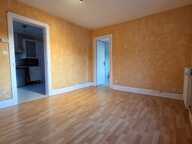 Appartement T2 de 48 m² à vendre à Saint-Nabord. Situé au 1ere étage d'un immeuble de 1960, il est en bon état général et se compose de 2 pièces, dont une chambre. Ce bien dispose également d'un jardin, d'une cave, d'une place de parking et d'un chauffage au gaz. — photo 4