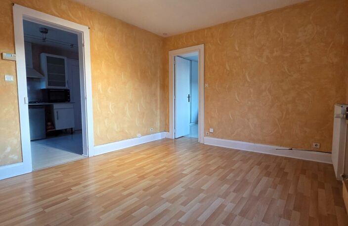 Appartement T2 de 48 m² à vendre à Saint-Nabord. Situé au 1ere étage d'un immeuble de 1960, il est en bon état général et se compose de 2 pièces, dont une chambre. Ce bien dispose également d'un jardin, d'une cave, d'une place de parking et d'un chauffage au gaz. — photo 4