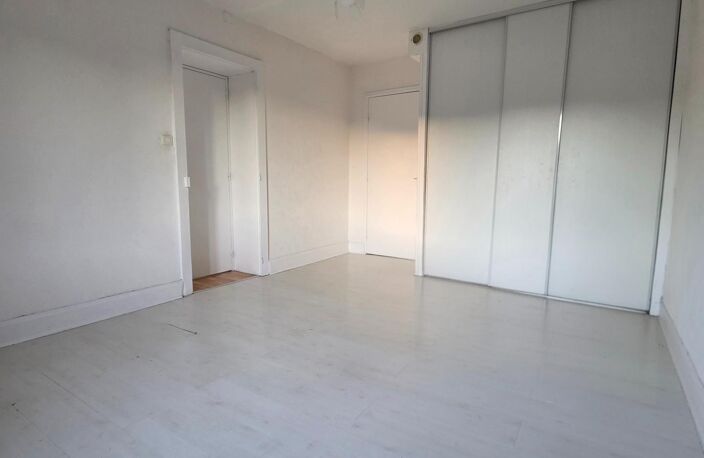Appartement T2 de 48 m² à vendre à Saint-Nabord. Situé au 1ere étage d'un immeuble de 1960, il est en bon état général et se compose de 2 pièces, dont une chambre. Ce bien dispose également d'un jardin, d'une cave, d'une place de parking et d'un chauffage au gaz. — photo 5
