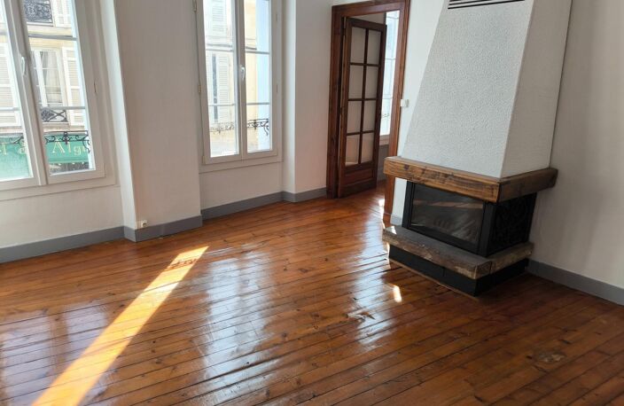 ST-JEAN-D'ANGÉLY  Immeuble de caractère à fort potentiel (Commerce + Habitation) — photo 2