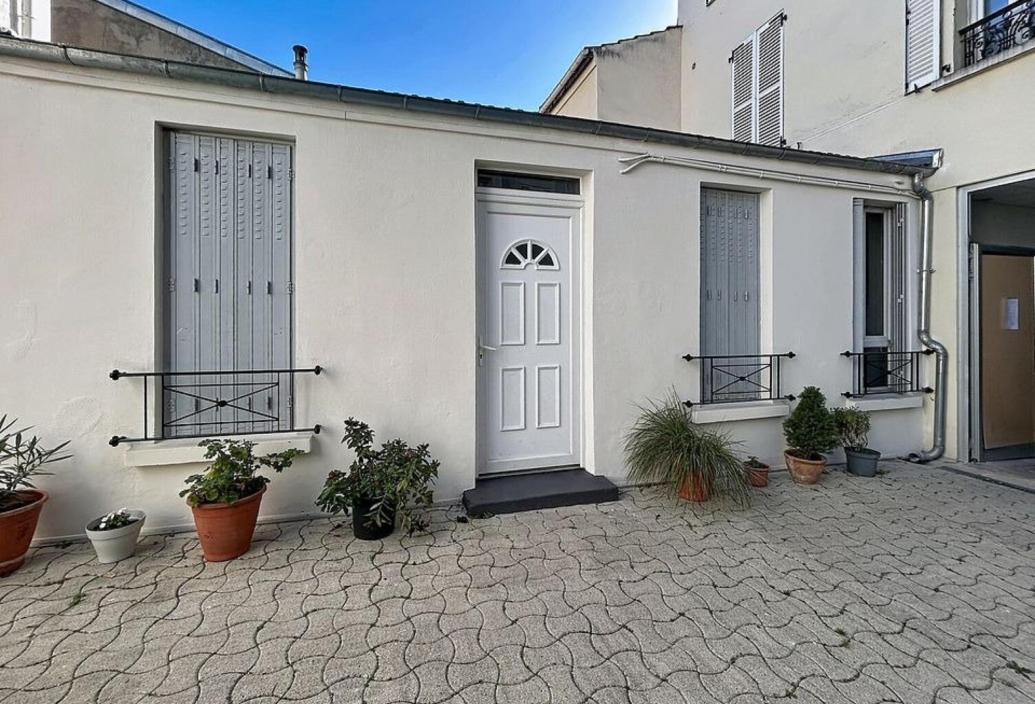Deux pièces sur cour au calme, presque comme une petite maison ! — photo 1