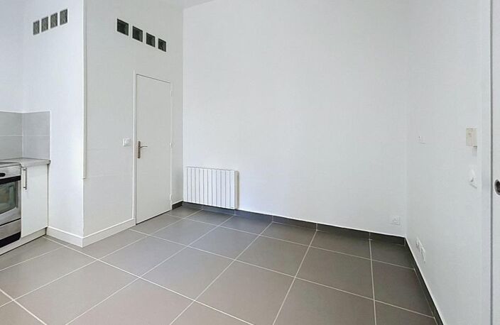 Deux pièces sur cour au calme, presque comme une petite maison ! — photo 4