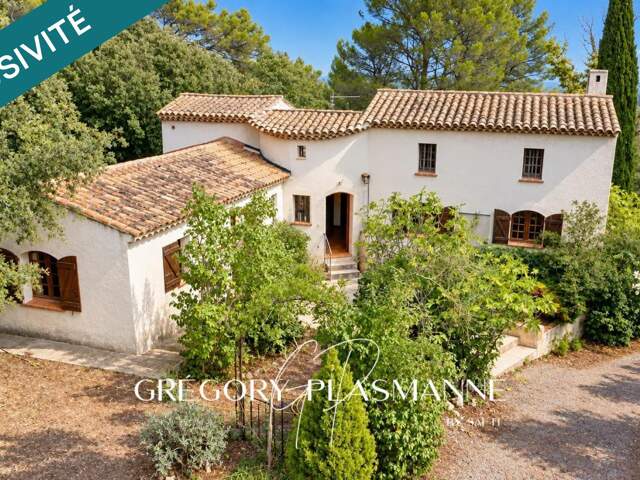 Maison de 3 chambres à rafraichir sur un terrain constructible de 5550 m2 avec piscine ! — photo du bien