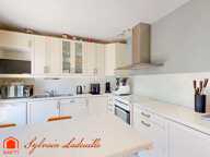 Plain-pied avec piscine, terrain arboré et grand garage — photo 2