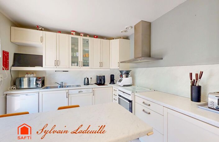 Plain-pied avec piscine, terrain arboré et grand garage — photo 2