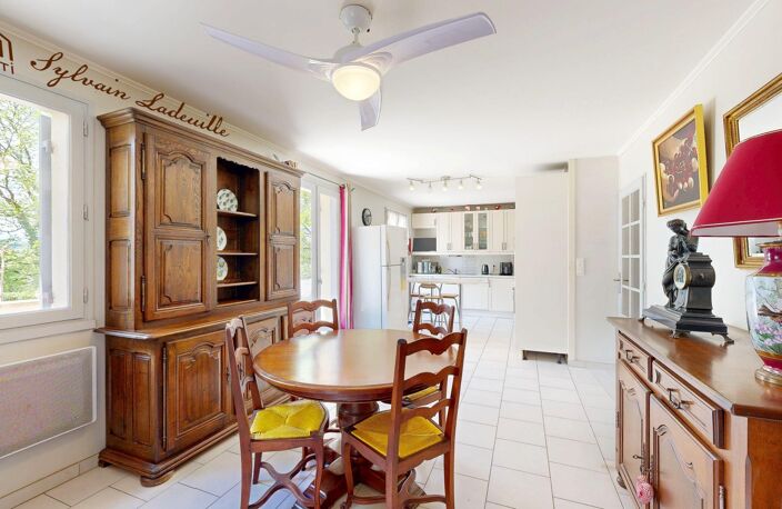 Plain-pied avec piscine, terrain arboré et grand garage — photo 4