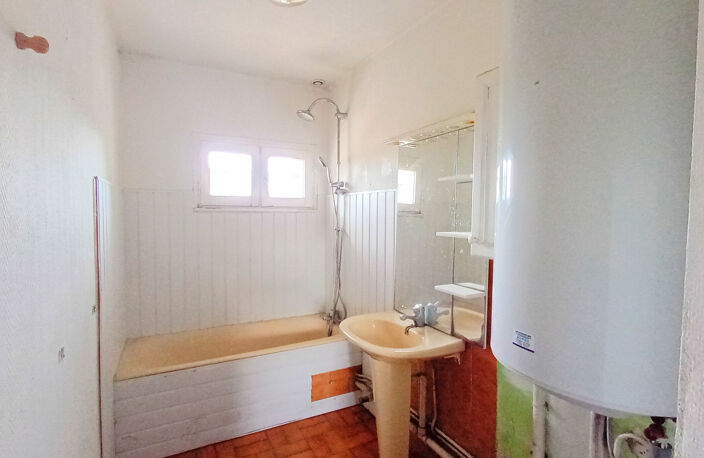APPARTEMENT 4 PIECES AVEC TERRAIN + ABRI + DEPENDANCES — photo 4