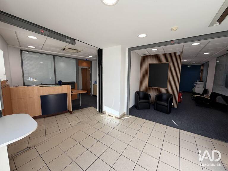 Location Local d'activités 150 m&sup2; — photo 1