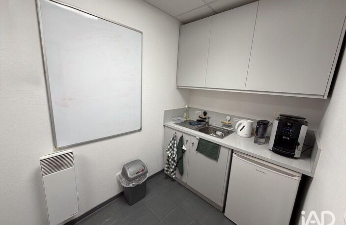 Location Local d'activités 150 m&sup2; — photo 4