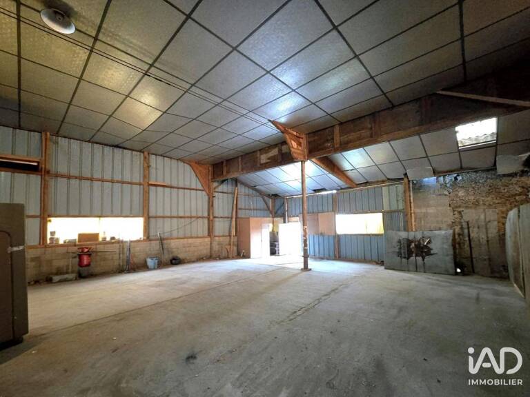 Location Garage 275 m&sup2; — photo 1