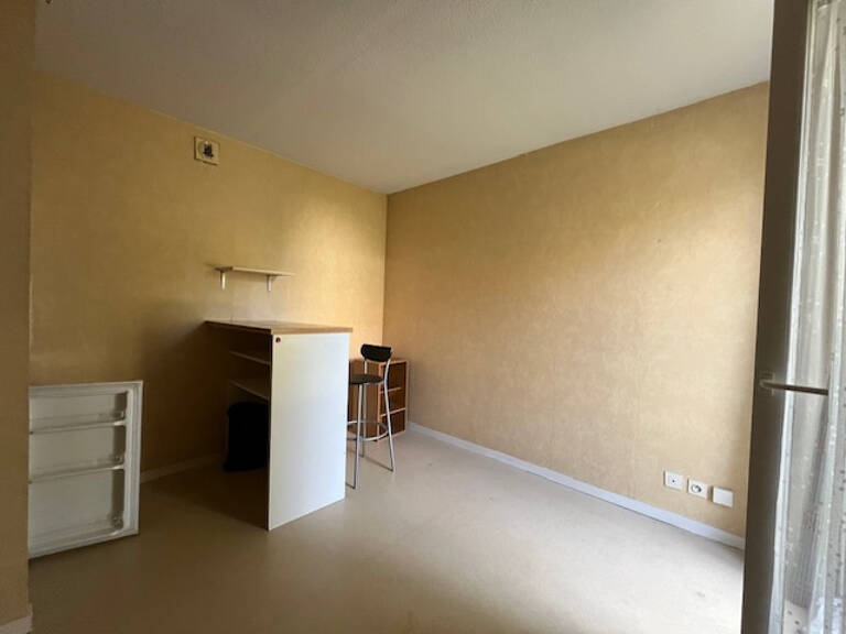 POITIERS, RUE DE LA PLAINE, STUDIO AVEC PARKING — photo 1