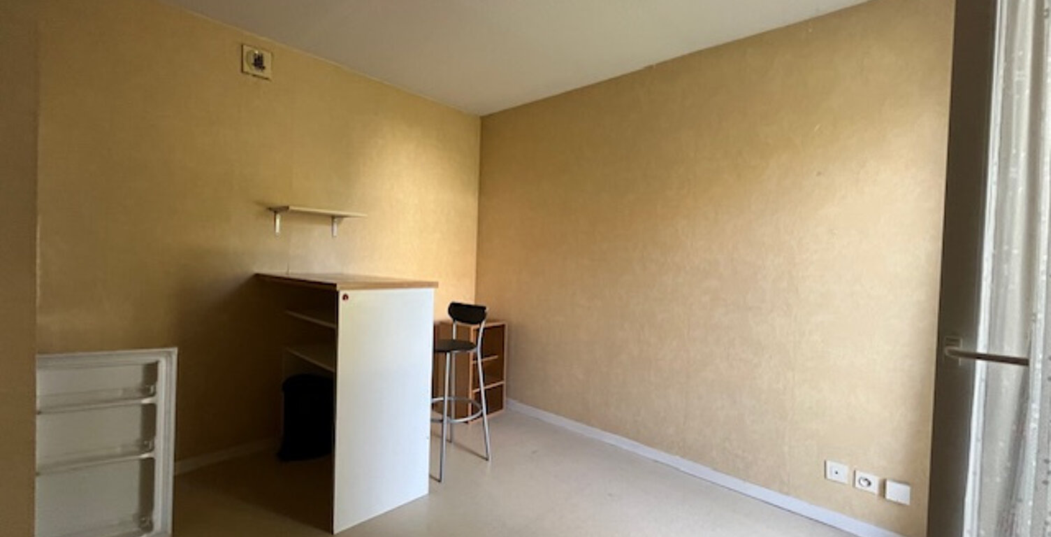 POITIERS, RUE DE LA PLAINE, STUDIO AVEC PARKING — photo 1
