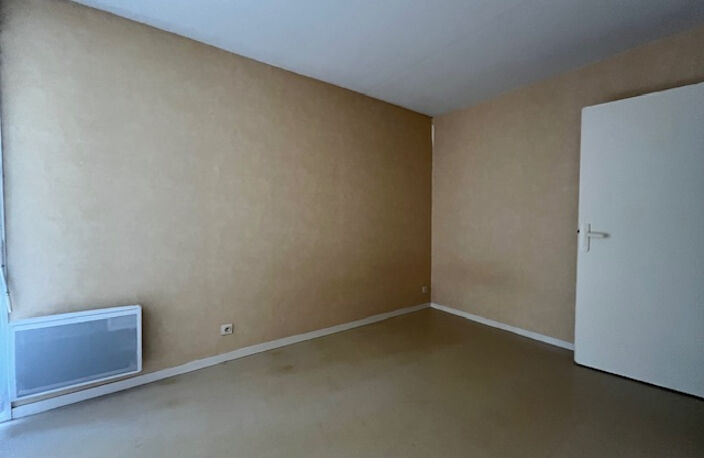 POITIERS, RUE DE LA PLAINE, STUDIO AVEC PARKING — photo 2