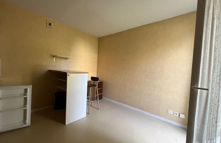 POITIERS, RUE DE LA PLAINE, STUDIO AVEC PARKING — photo 3