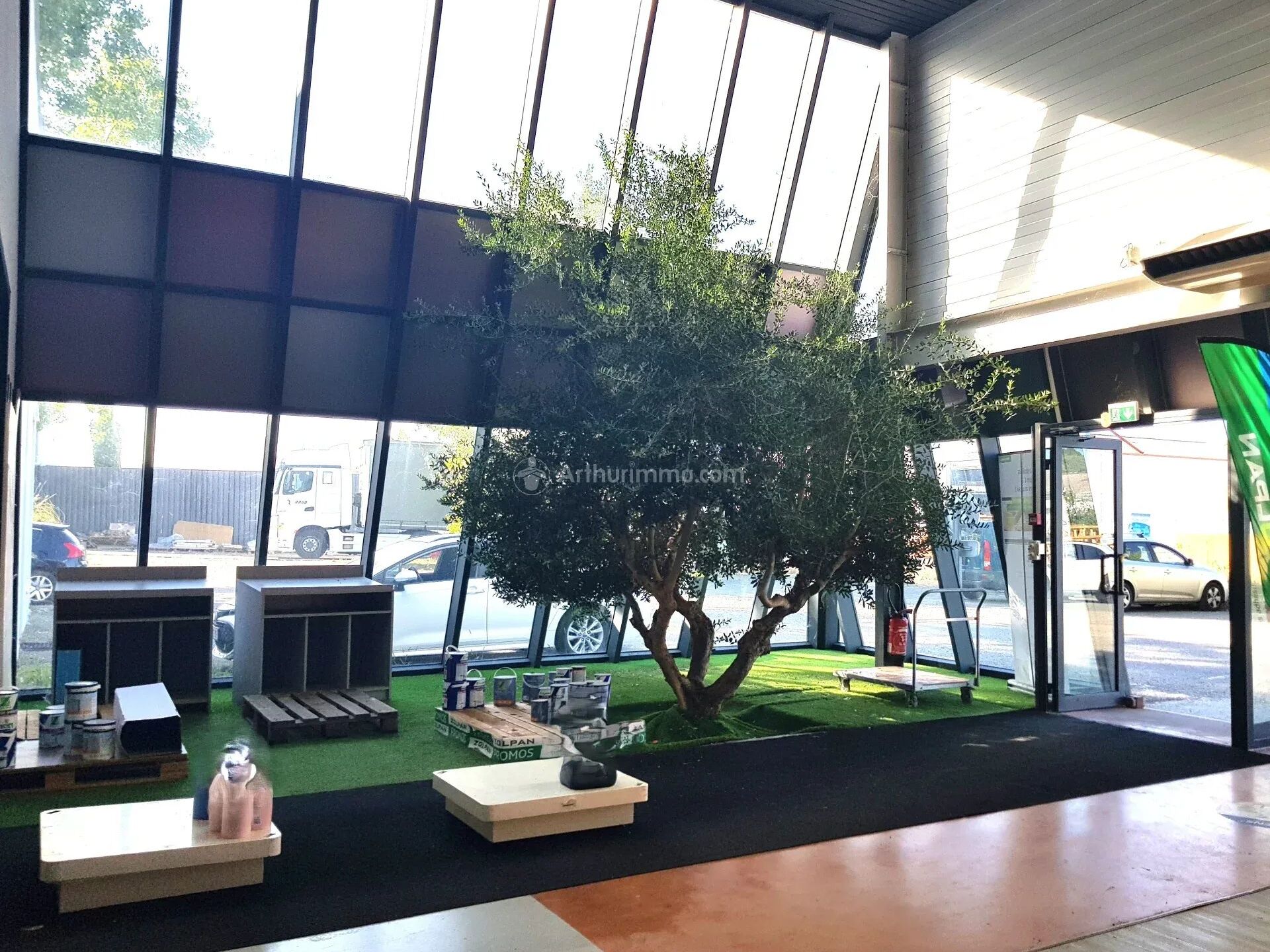 Local commercial 550 m² · à Puygouzon · 550 m² · 475 000 €