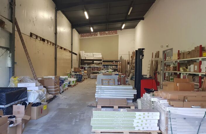 2 locaux commerciaux de 550m2 plus garage et  parking — photo 2