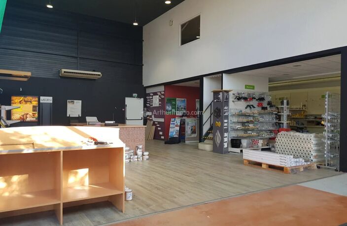 2 locaux commerciaux de 550m2 plus garage et  parking — photo 3