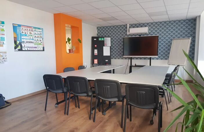 2 locaux commerciaux de 550m2 plus garage et  parking — photo 5