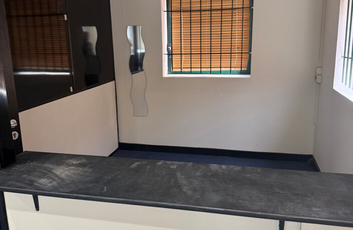 Local commercial   Septèmes-les-Vallons  138,22 m2   1 250 € HT   / mois hors charges — photo 2