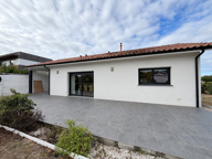 Maison de plain-pied récente avec jardin clos — photo 2