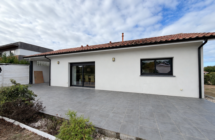 Maison de plain-pied récente avec jardin clos — photo 2