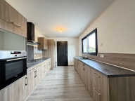 Maison de plain-pied récente avec jardin clos — photo 4