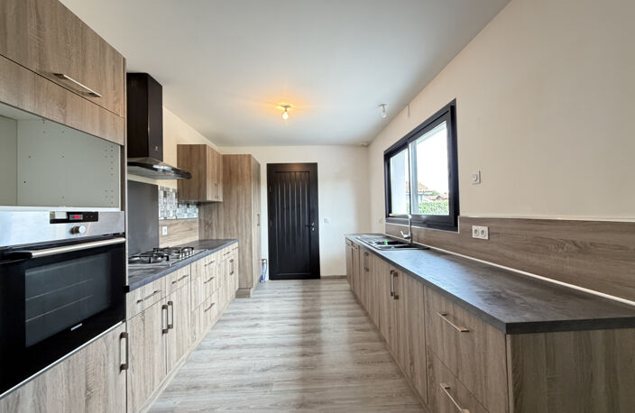 Maison de plain-pied récente avec jardin clos — photo 4