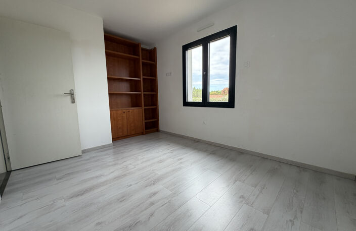 Maison de plain-pied récente avec jardin clos — photo 5