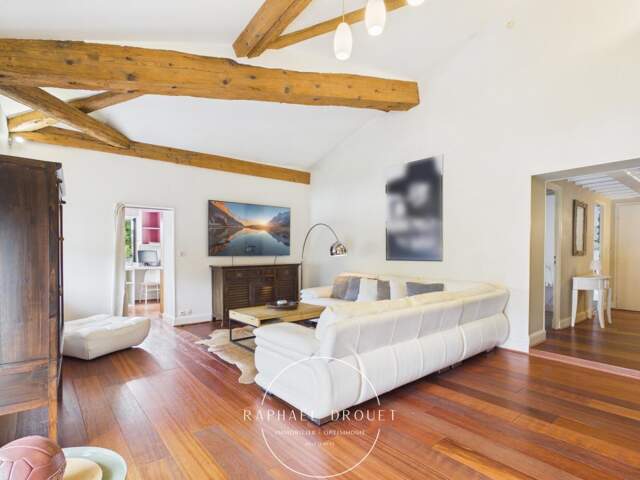 COLLONGES-AU-MONT-D’OR — Duplex meublé de caractère avec 3 chambres et bureau, dans une résidence avec stationnement, parc arboré et piscine — photo du bien