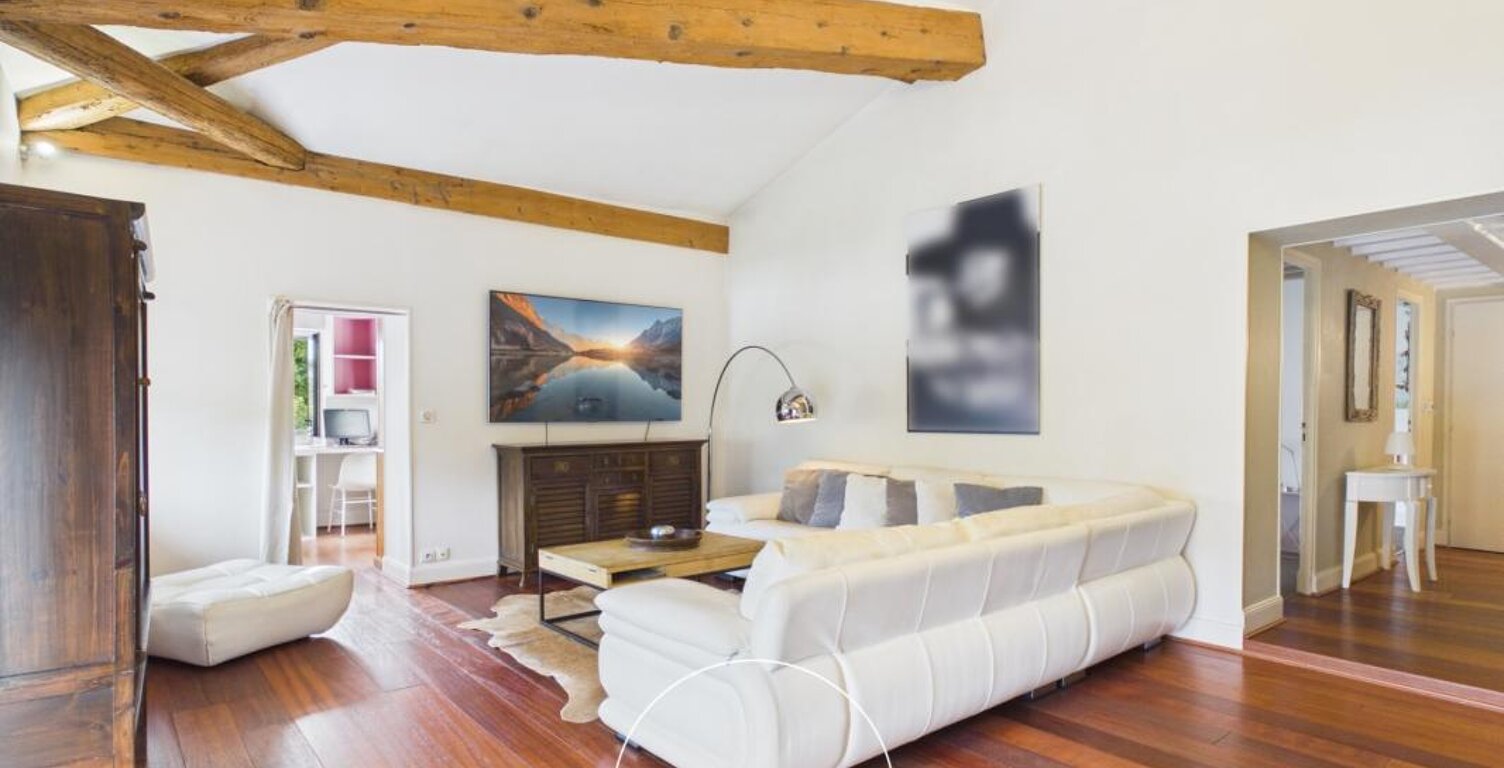 COLLONGES-AU-MONT-D’OR — Duplex meublé de caractère avec 3 chambres et bureau, dans une résidence avec stationnement, parc arboré et piscine — photo 1