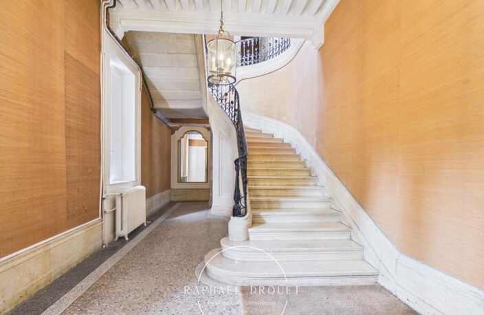 COLLONGES-AU-MONT-D’OR — Duplex meublé de caractère avec 3 chambres et bureau, dans une résidence avec stationnement, parc arboré et piscine — photo 3