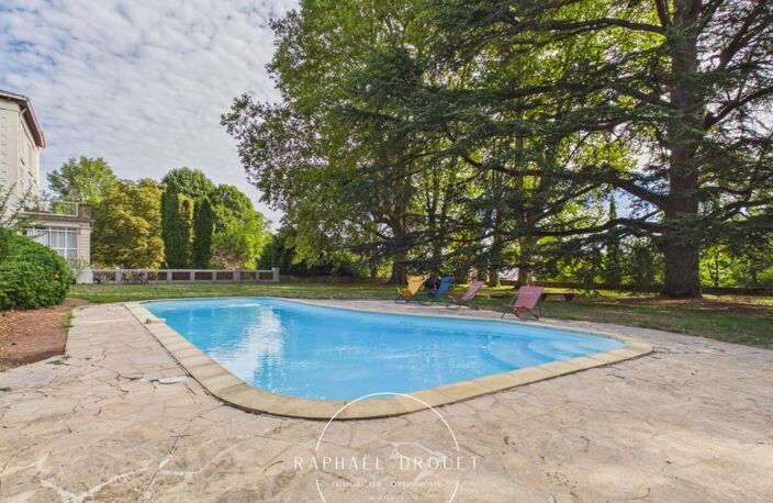 COLLONGES-AU-MONT-D’OR — Duplex meublé de caractère avec 3 chambres et bureau, dans une résidence avec stationnement, parc arboré et piscine — photo 4