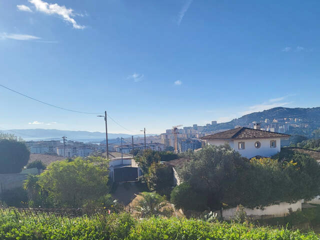 TERRAIN CONSTRUCTIBLE DE 1300m2 -  A 2KM DU CENTRE-VILLE — photo du bien