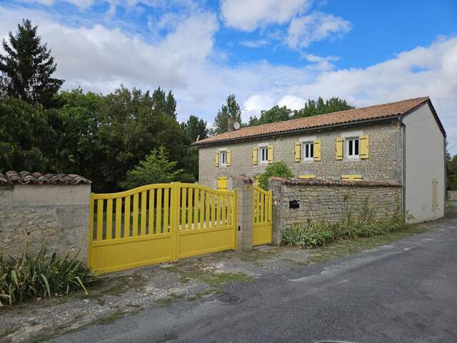 Charentaise en bord de la Boutonne, entre élégance ancienne et esprit de campagne — photo du bien