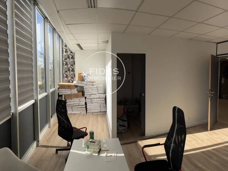 À LOUER – BUREAU DE 35 m² AVEC PARKING – MARSEILLE 8ᵉ — photo 1