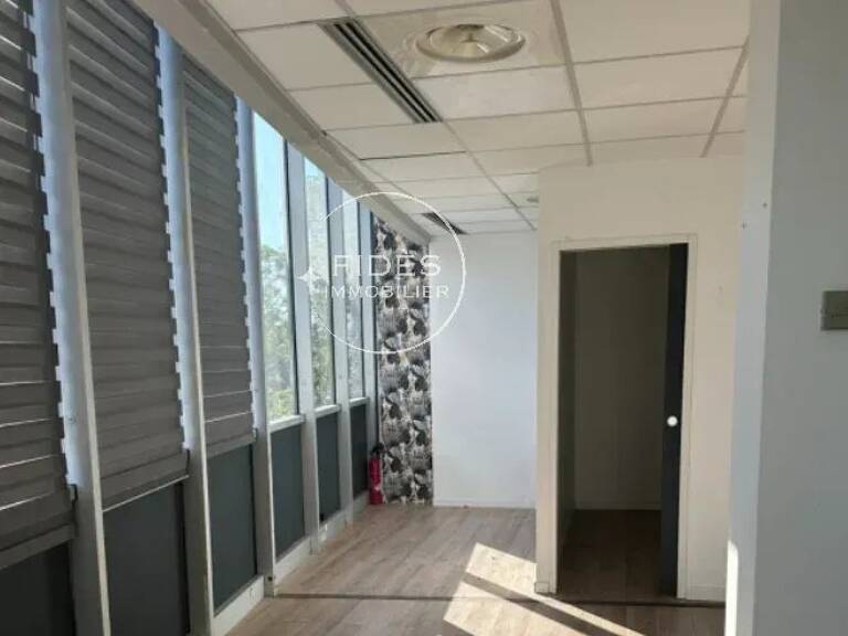 Bureau de 35m2 a la location 13008 — photo 1