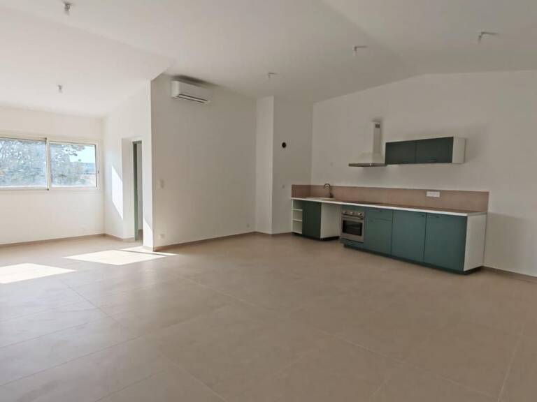 Appartement T3 entièrement rénové – Dernier étage – Roquemaure — photo 1