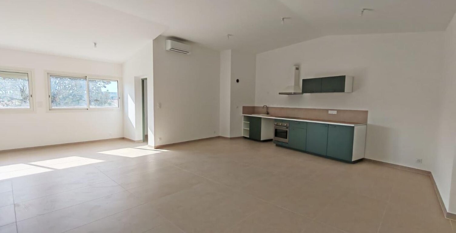 Appartement T3 entièrement rénové – Dernier étage – Roquemaure — photo 1