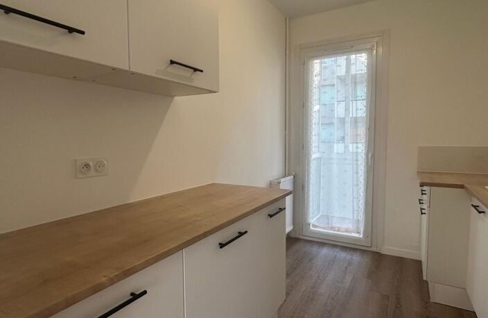 Appartement rénové entièrement - stationnement - cave - climatisation — photo 4