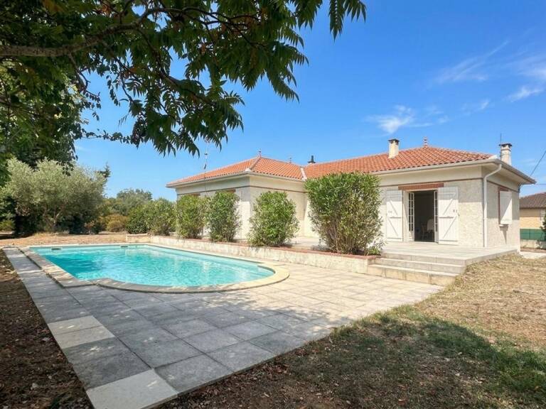 Maison de plain-pied avec piscine, double garage et beau potentiel — photo 1