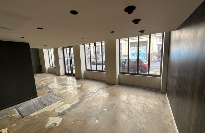 Local/bureau à louer LYON 4EME (69) local commercial type show room ou bureaux de  65 m2 environ + 28M2 en mezzanine — photo 3