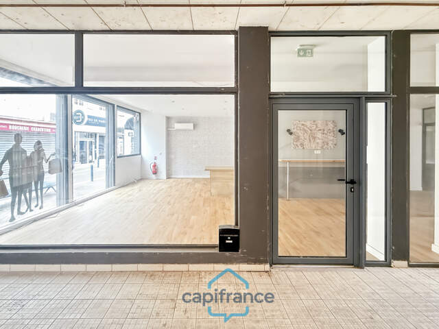 Dpt Landes (40), à vendre AIRE SUR L'ADOUR Local/Bureaux de 72m² utilisables + cave, bon emplacement au centre-ville — photo du bien
