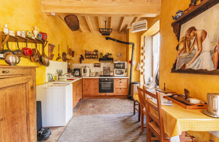 Maison à vendre 8 pièces - 275m2 - 4 Ch. + 2 studios - COURZIEU (69) — photo 2