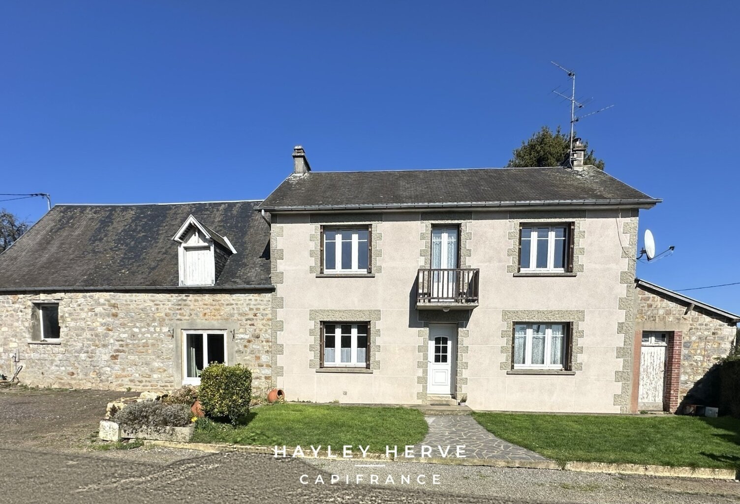 Maison individuelle avec 4 chambres, garage et terrain d'environ 2675 m² – Mortain LE NEUFBOURG (50) - Mortain — photo 1