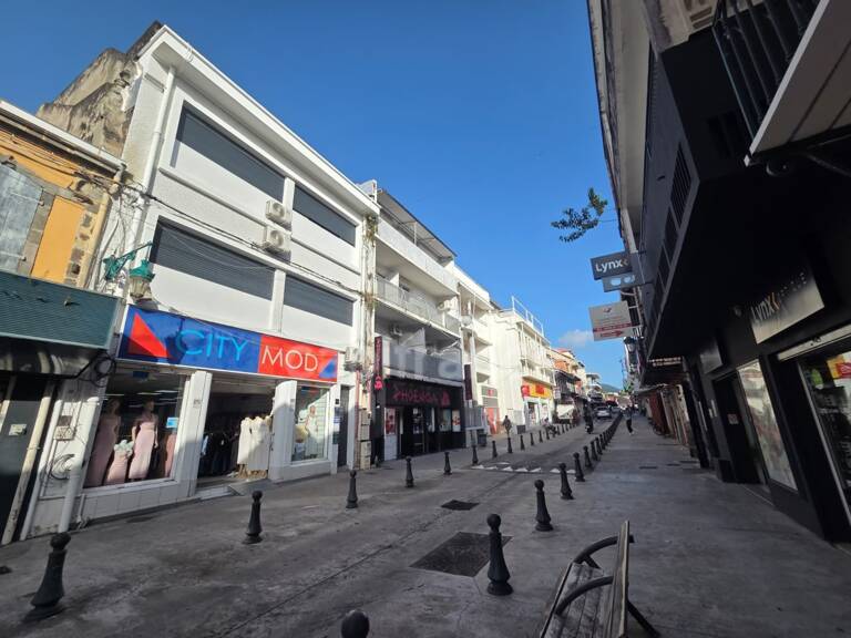 A Louer, Bureaux rénovés - 90 m² – BASSE-TERRE, CENTRE-VILLE — photo 1