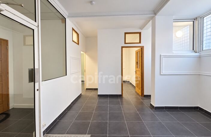A Louer, Bureaux rénovés - 90 m² – BASSE-TERRE, CENTRE-VILLE — photo 2