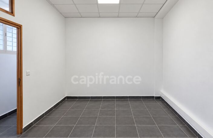 A Louer, Bureaux rénovés - 90 m² – BASSE-TERRE, CENTRE-VILLE — photo 4
